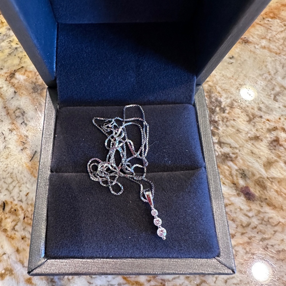 Elegant 14K white gold Necklace with diamond pendant